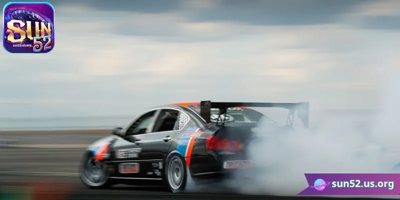 Đua xe đầy kịch tính dựa trên các quyết định chính xác